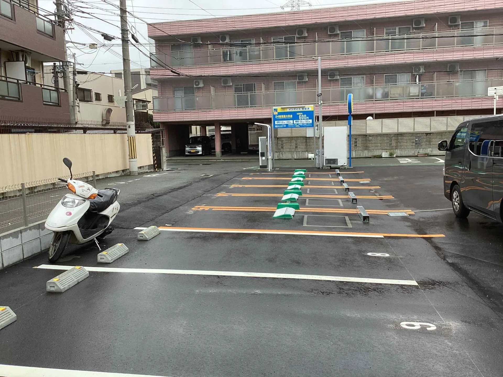 駐車場内