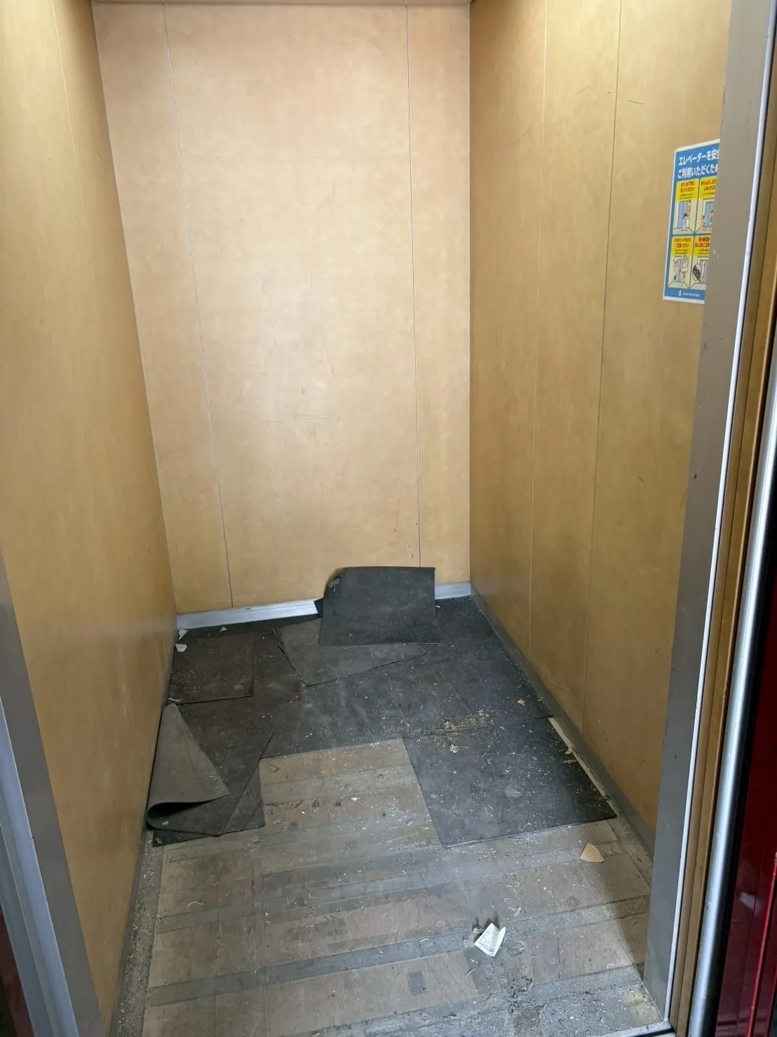 エレベーター内