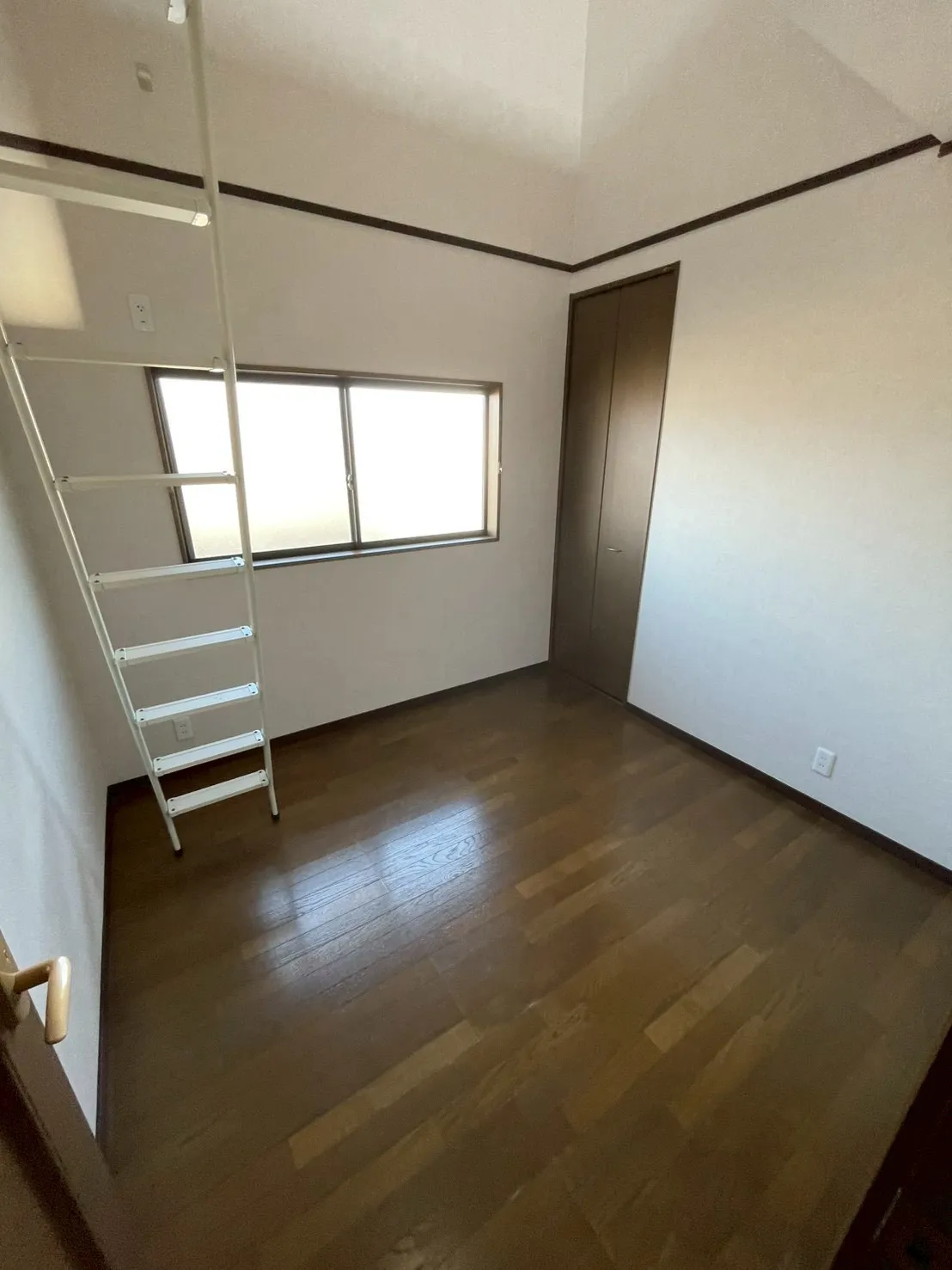 洋室とロフトへの階段